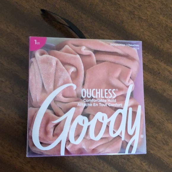 NWT Scrunchie Set of  2 Pink -1-velvet and 1-tulle hair accessories - Picture 3 of 16